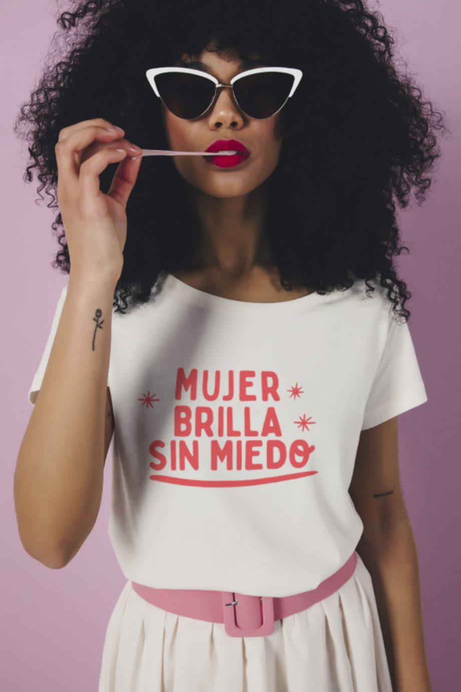 offset-collage-camiseta-mujer-brilla-sin-miedo