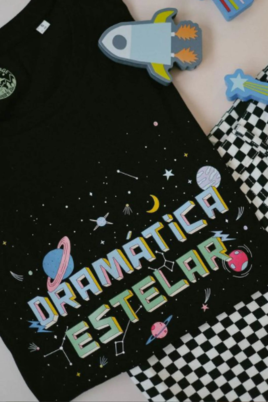 camiseta-dramatica-estelar-offset-collage